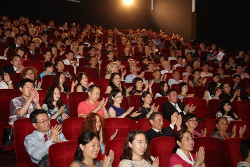 爱游戏官网-法国队带队取胜！，Ming重要时刻夺冠观众掌声雷动(国乒一队名单和二队区别)