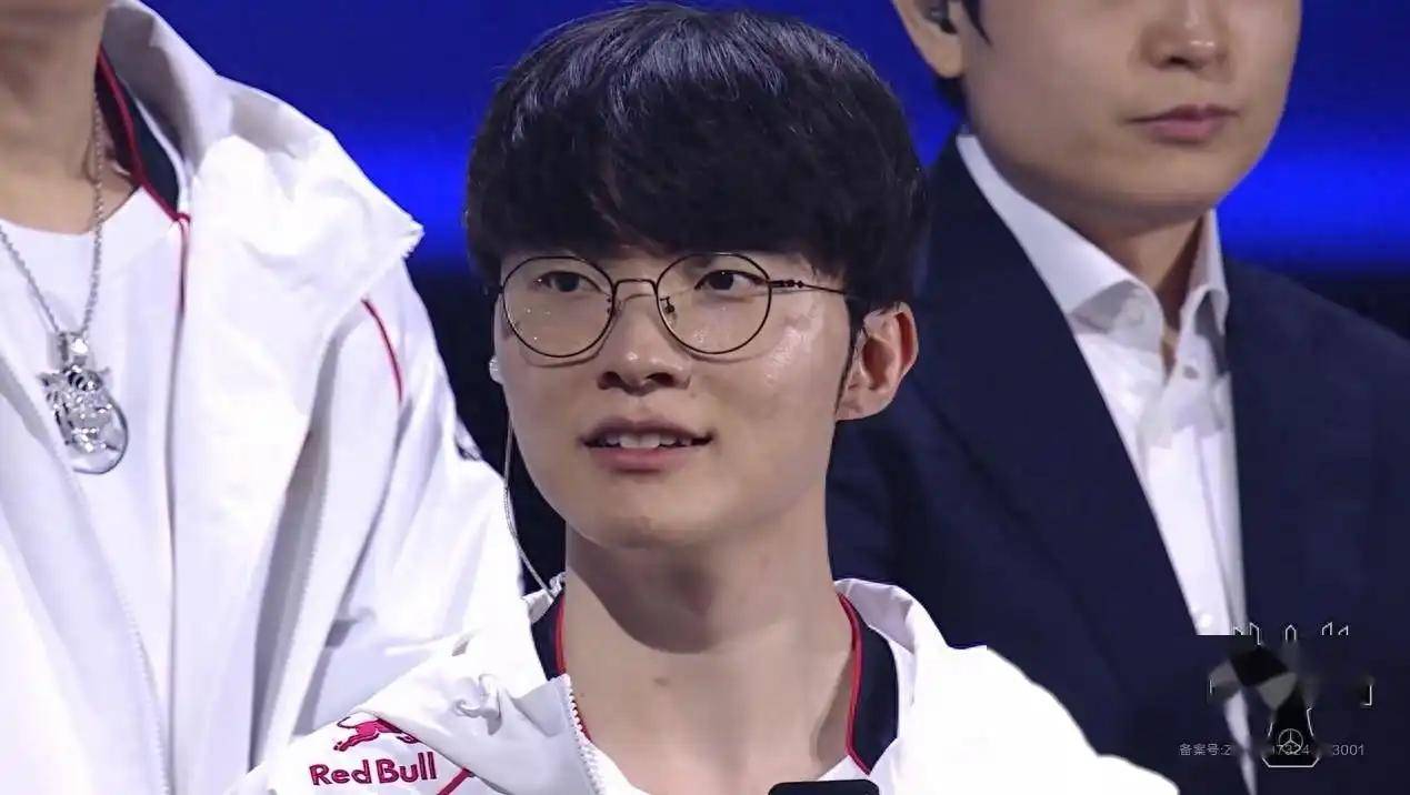 爱游戏网页-曼联引发争议！，Faker官方宣布出色发挥新规赛场气氛高涨(faker妈妈什么梗)