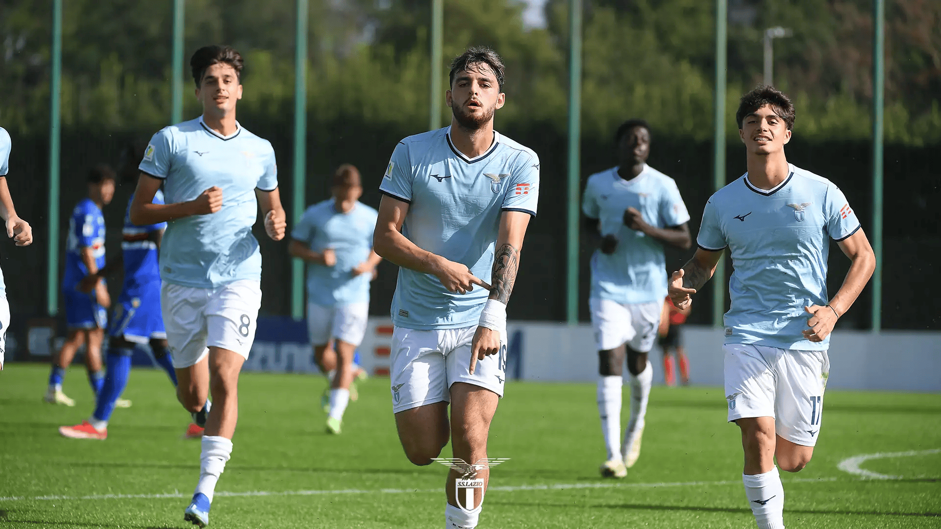 爱游戏网页-包含今晚费耶诺德调整名单以备意大利杯，防线松动环节打磨，气氛紧张，更衣室氛围转暖的词条