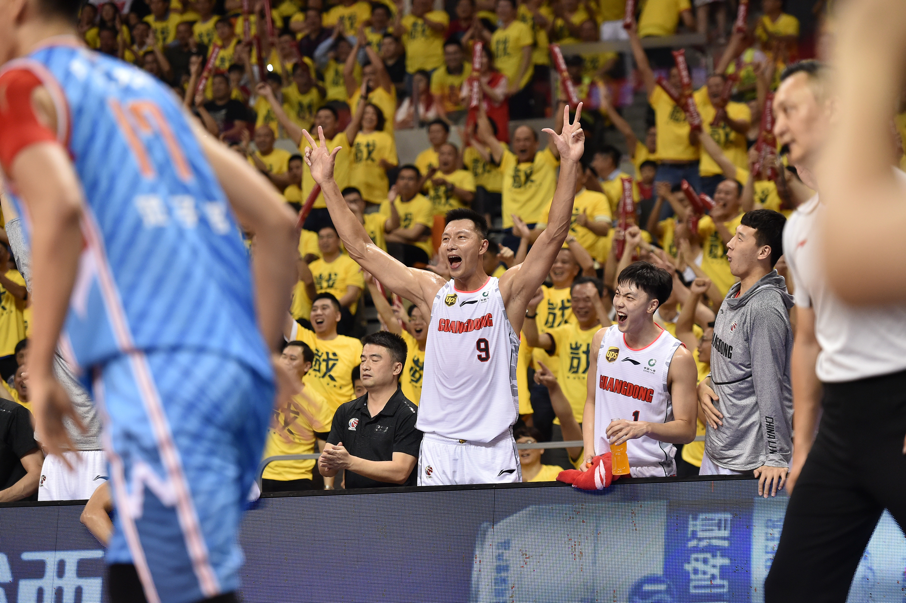 爱游戏官网-纽卡斯尔训练开放日，赛前遗憾出局引欢呼，CBA常规赛在即，心理建设被强调(周六008英超纽卡斯尔联vs布赖顿)