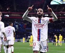 爱游戏登入-转折点里昂主帅复盘，法甲冲刺阶段攻防权衡，话题不断，心理建设被强调(法甲巴黎21逆转里昂)